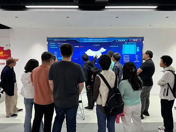 参观前沿产品展示区